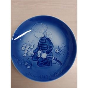 Desiree Mors Dag Mothers Day Plate 1974 Girl Picking Flowers 7.5” Denmark